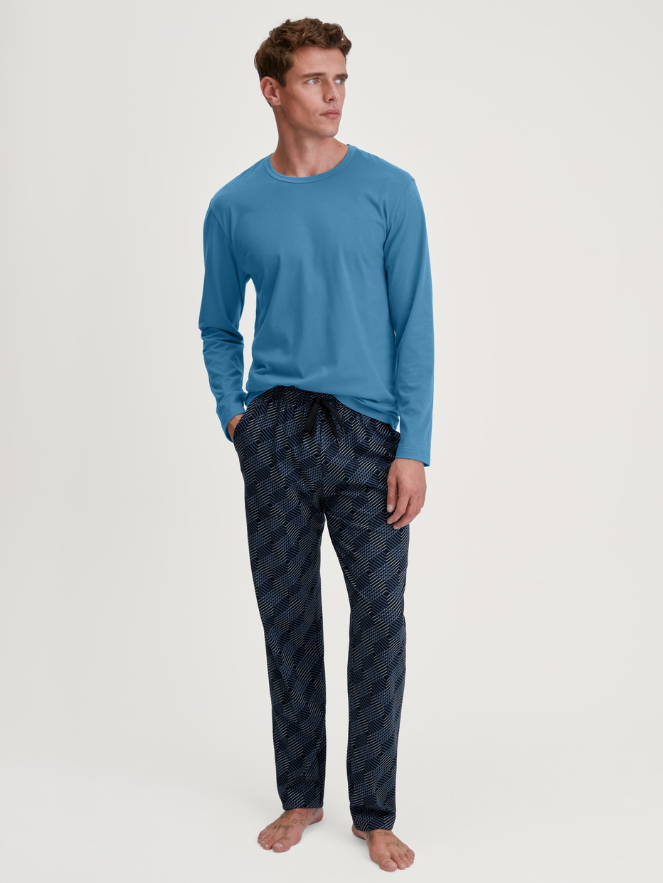 Herren-Model trägt Langarm-Shirt aus 100% Baumwolle in Blau, Einfarbig aus Serie RMX Sleep Leisure von CALIDA, Outfit