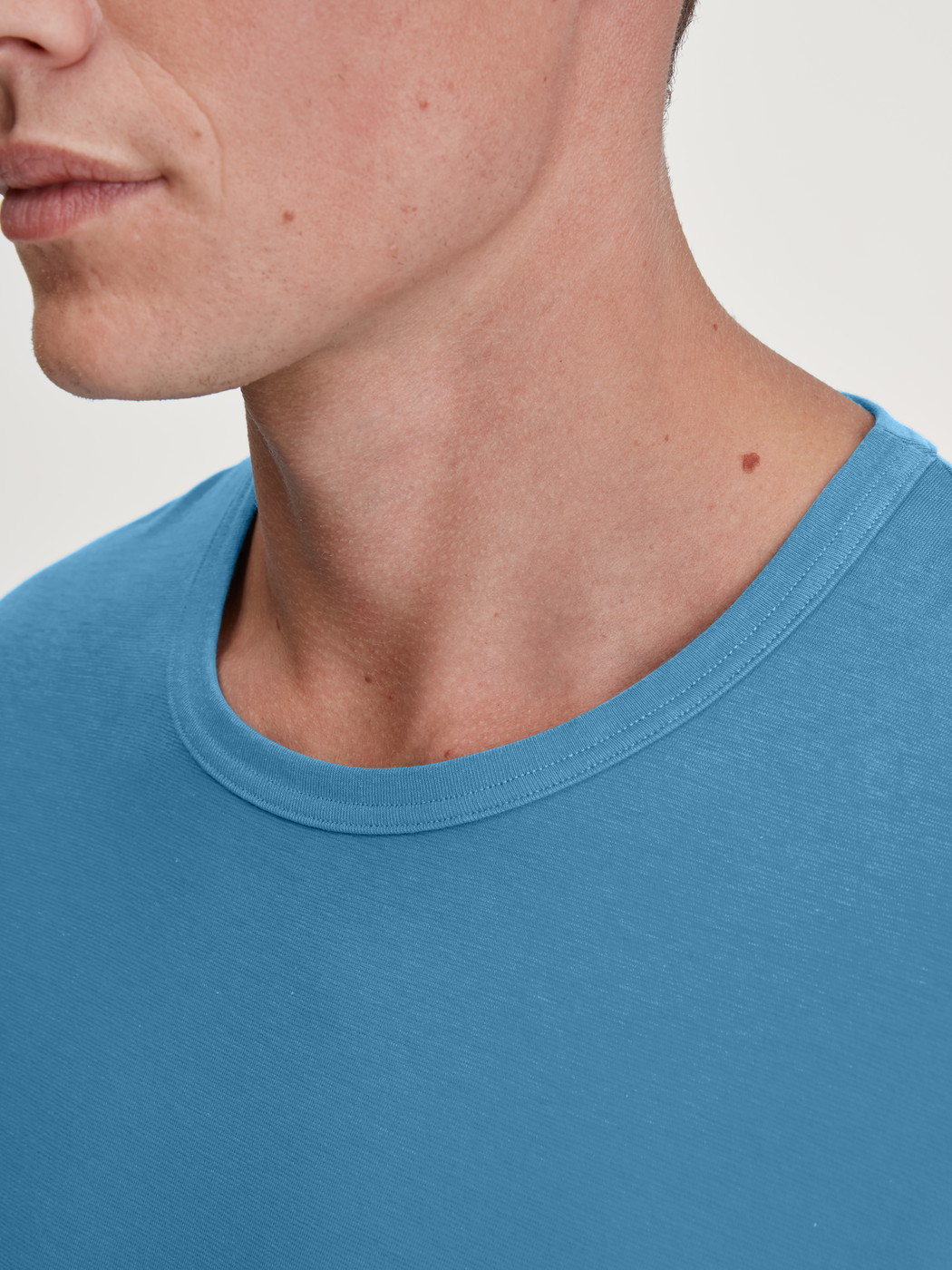 Men model is wearing Shirt long sleeve made of 100% Cotton in Blue, Unicoloured from the RMX Sleep Leisure series by CALIDA, Detail