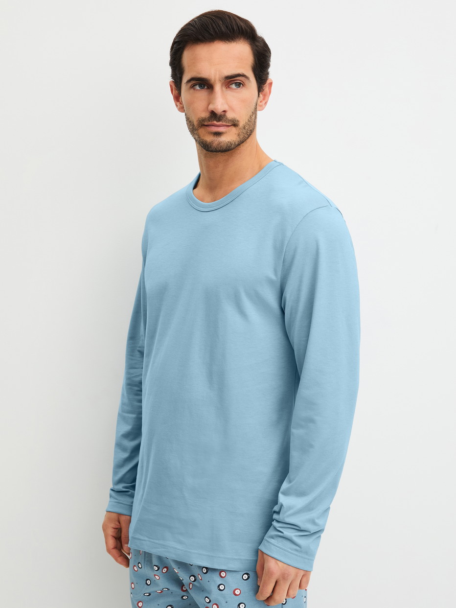 Herren-Model trägt Langarm-Shirt aus 100% Baumwolle in Blau, Einfarbig aus Serie RMX Sleep Holiday von CALIDA, Vorderansicht