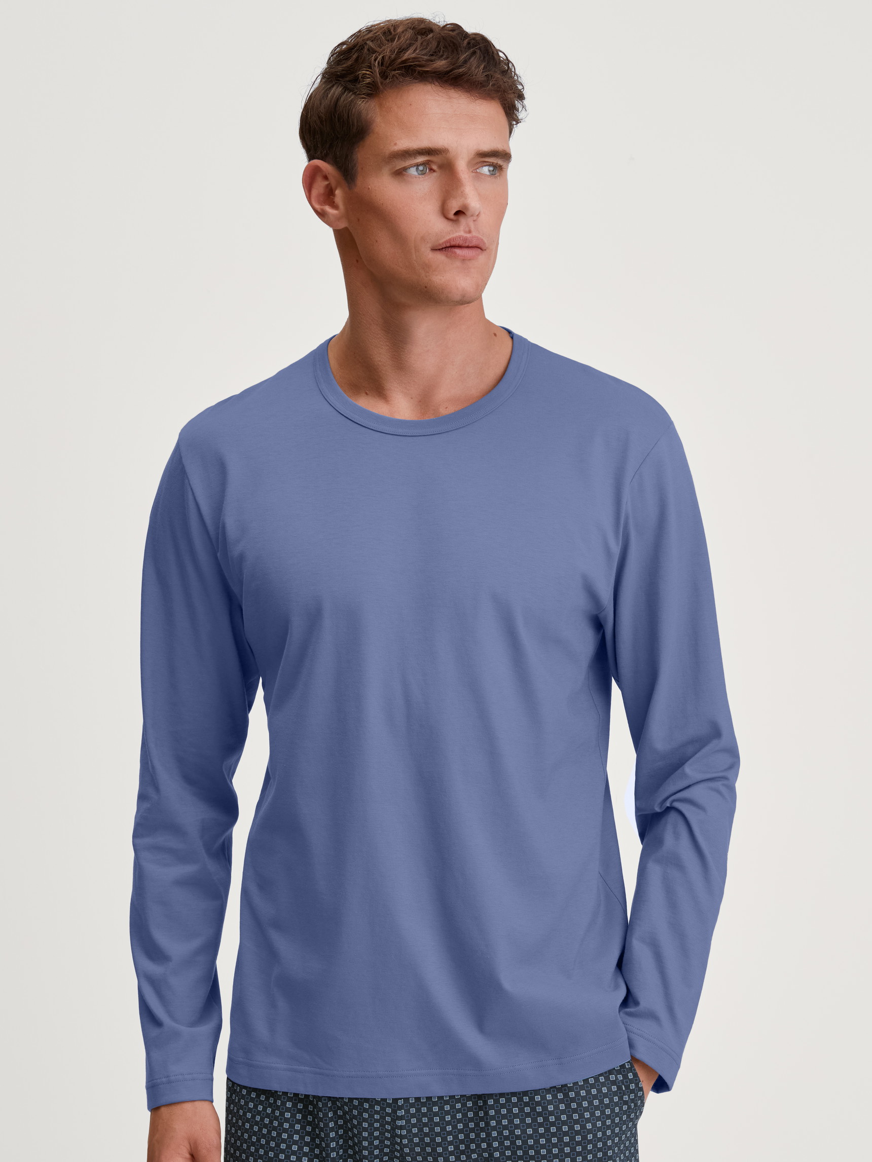 Herren-Model trägt Langarm-Shirt aus 100% Baumwolle in Blau, Einfarbig aus Serie Remix Basic Sleep von CALIDA, Vorderansicht