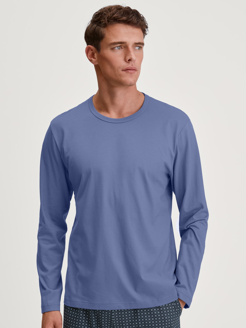 Herren-Model trägt Langarm-Shirt aus 100% Baumwolle in Blau, Einfarbig aus Serie Remix Basic Sleep von CALIDA, Vorderansicht