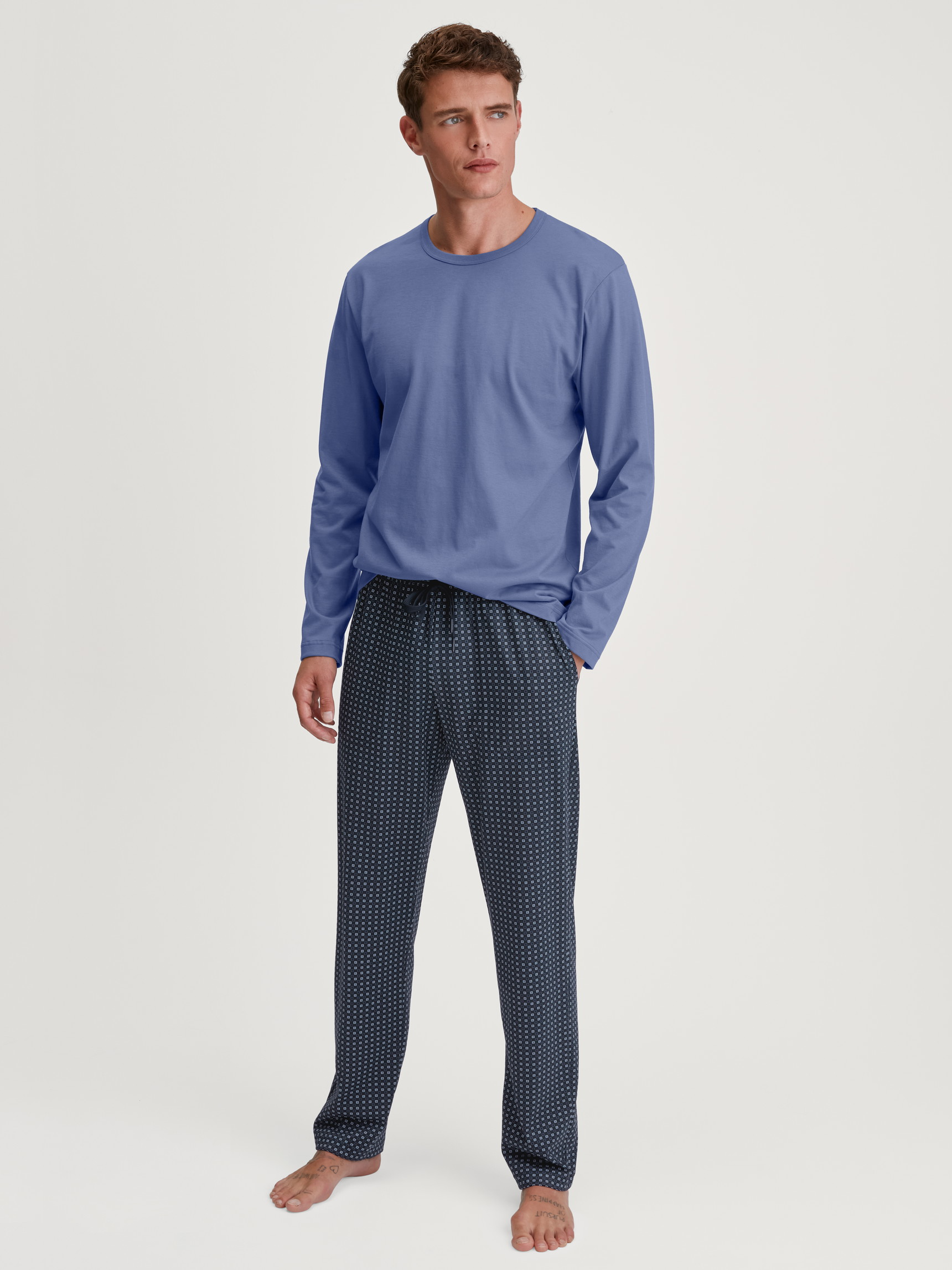 Herren-Model trägt Langarm-Shirt aus 100% Baumwolle in Blau, Einfarbig aus Serie Remix Basic Sleep von CALIDA, Outfit