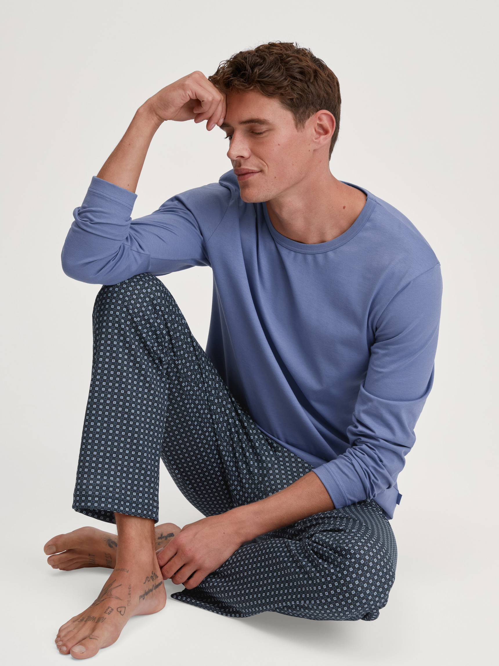 Herren-Model trägt Langarm-Shirt aus 100% Baumwolle in Blau, Einfarbig aus Serie Remix Basic Sleep von CALIDA, Zusatzbild