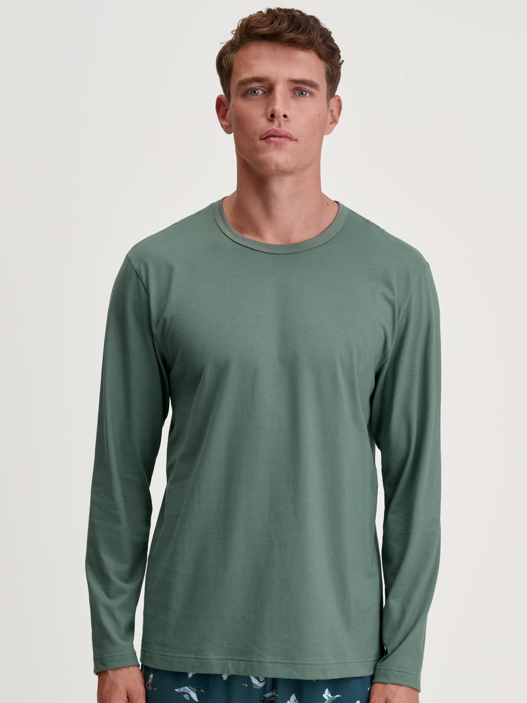 Le mannequin Homme porte le/la T-shirt à manches longues en 100% coton de couleur Vert, Unicolore, de la série RMX Sleep Weekend de CALIDA, Vue de face