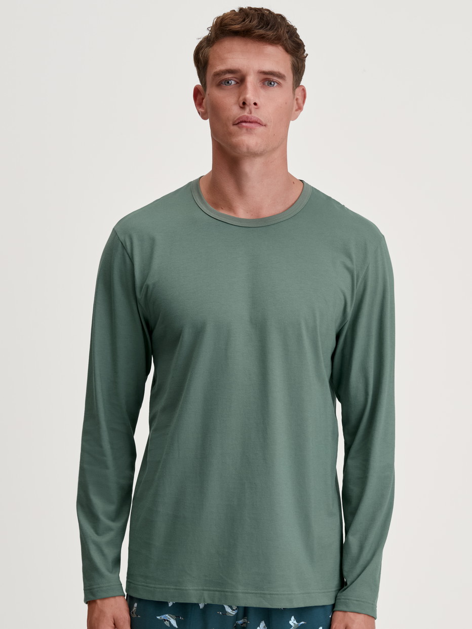 La modella / Il modello Uomo indossa Shirt a manica lunga in 100% cotone di colore Verde, Tinta unita, della serie RMX Sleep Weekend di CALIDA, Vista frontale