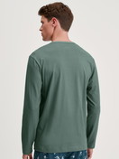 Le mannequin Homme porte le/la T-shirt à manches longues en 100% coton de couleur Vert, Unicolore, de la série RMX Sleep Weekend de CALIDA, Vue arrière
