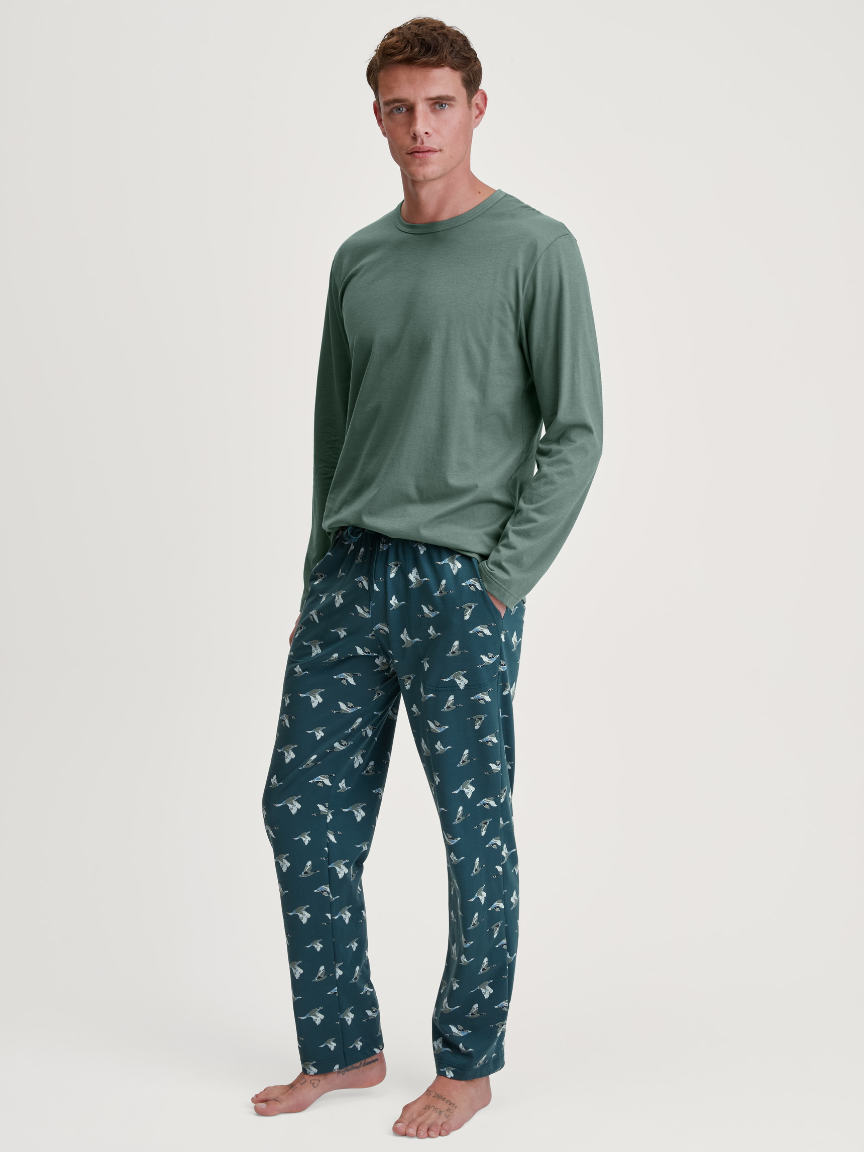Men model is wearing Shirt long sleeve made of 100% Cotton in Green, Unicoloured from the RMX Sleep Weekend series by CALIDA, Outfit