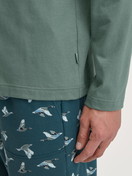 Le mannequin Homme porte le/la T-shirt à manches longues en 100% coton de couleur Vert, Unicolore, de la série RMX Sleep Weekend de CALIDA, Détail