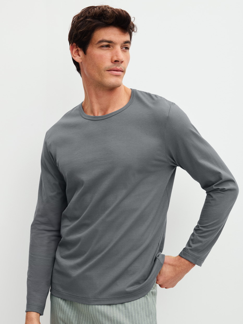 Herren-Model trägt Langarm-Shirt aus 100% Baumwolle in Grau, Einfarbig aus Serie RMX Sleep Leisure von CALIDA, Vorderansicht