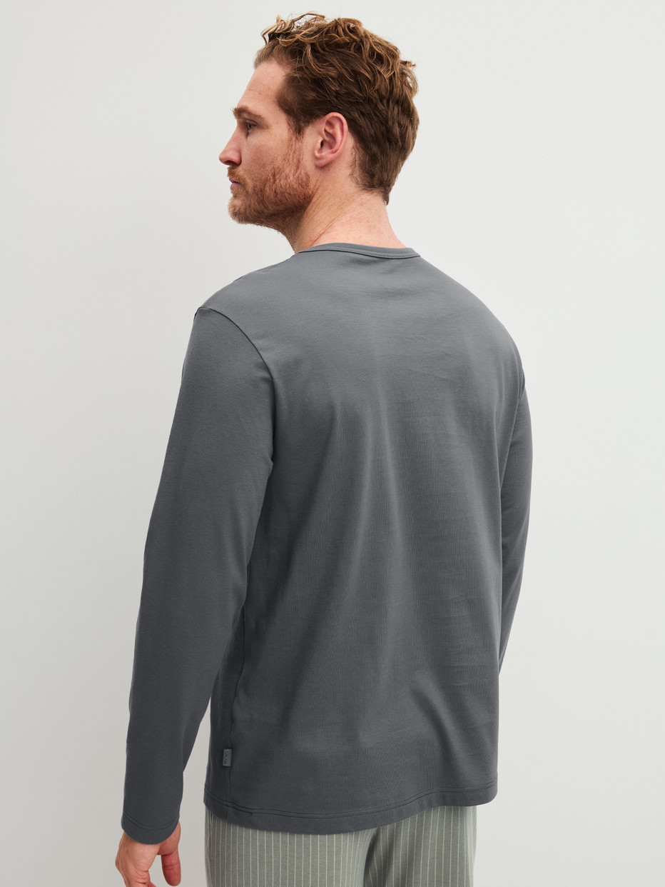 Herren-Model trägt Langarm-Shirt aus 100% Baumwolle in Grau, Einfarbig aus Serie RMX Sleep Leisure von CALIDA, Rückansicht