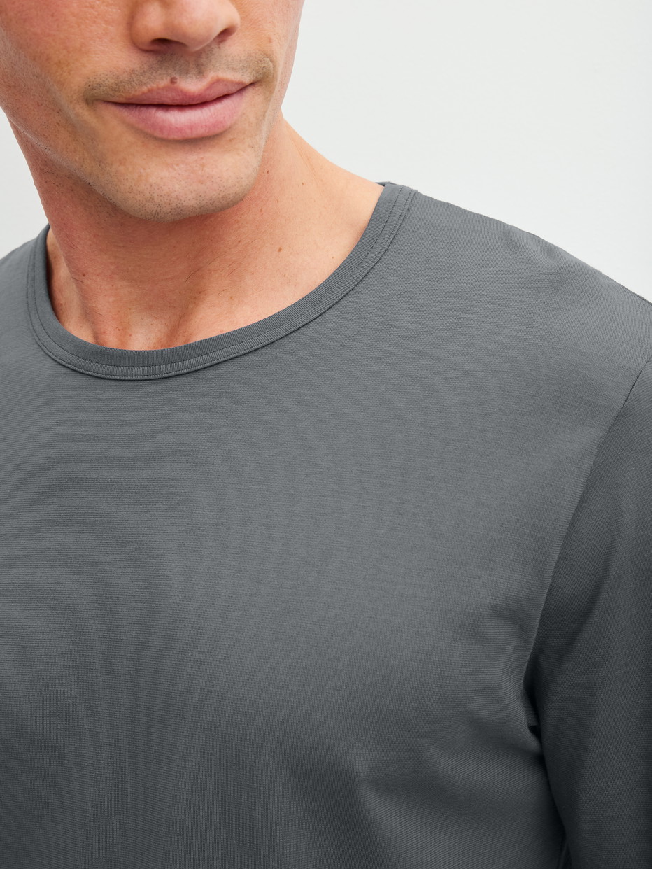 Herren-Model trägt Langarm-Shirt aus 100% Baumwolle in Grau, Einfarbig aus Serie RMX Sleep Leisure von CALIDA, Detail