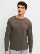 La modella / Il modello Uomo indossa Shirt a manica lunga in 100% cotone di colore Marrone, Tinta unita, della serie RMX Sleep Weekend di CALIDA, Vista frontale