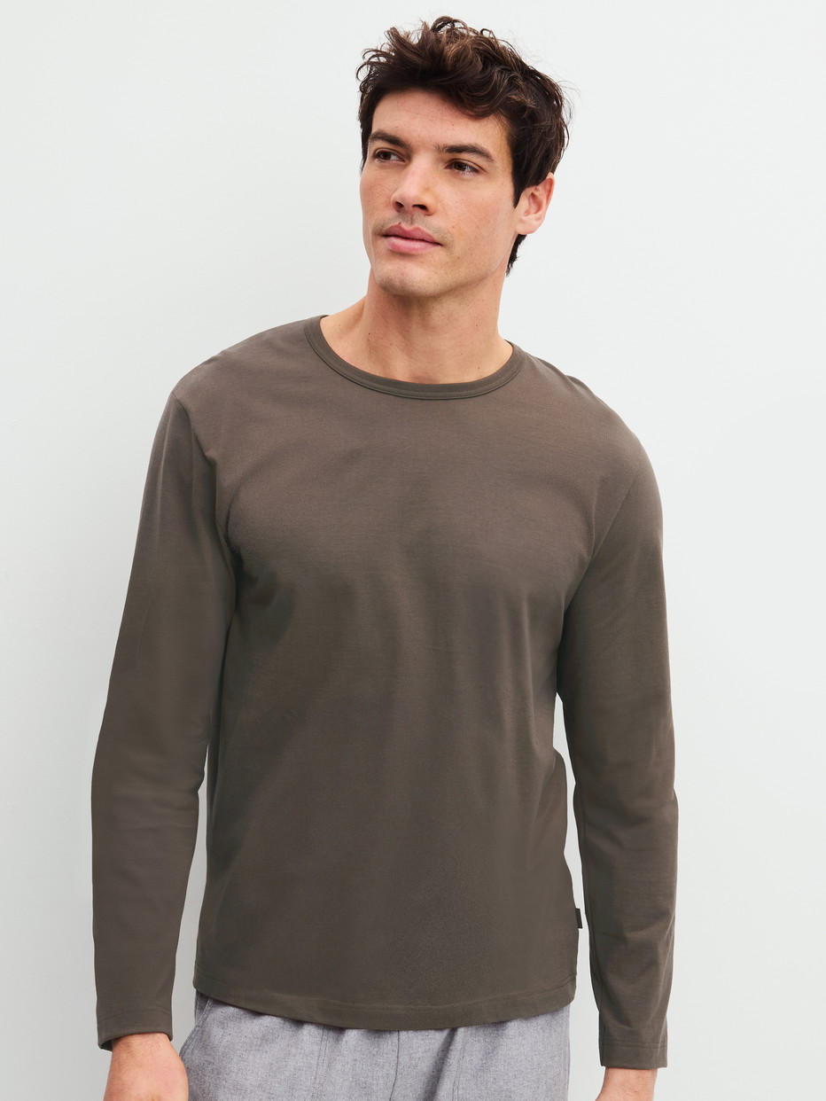 Herren-Model trägt Langarm-Shirt aus 100% Baumwolle in Braun, Einfarbig aus Serie RMX Sleep Weekend von CALIDA, Vorderansicht
