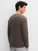 La modella / Il modello Uomo indossa Shirt a manica lunga in 100% cotone di colore Marrone, Tinta unita, della serie RMX Sleep Weekend di CALIDA, Vista posteriore