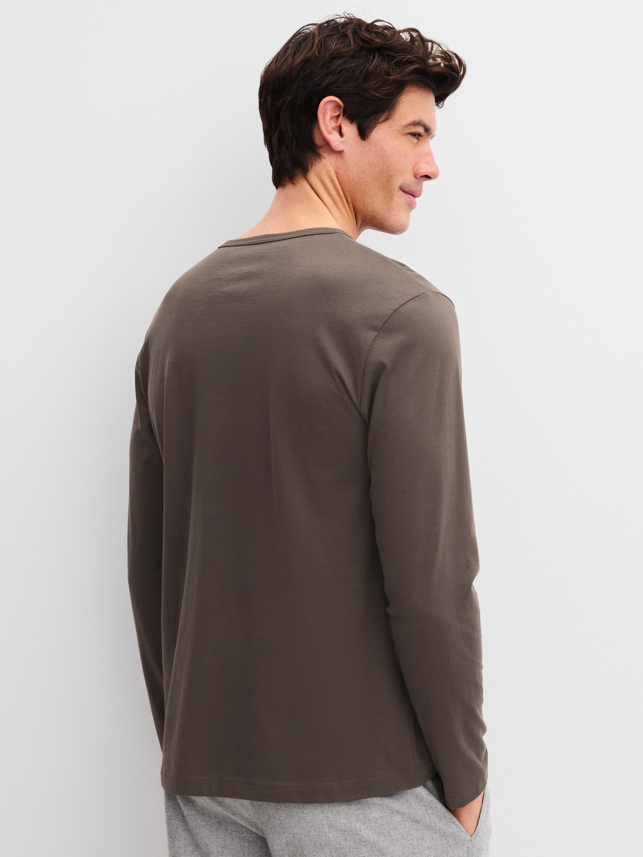 Herren-Model trägt Langarm-Shirt aus 100% Baumwolle in Braun, Einfarbig aus Serie RMX Sleep Weekend von CALIDA, Rückansicht