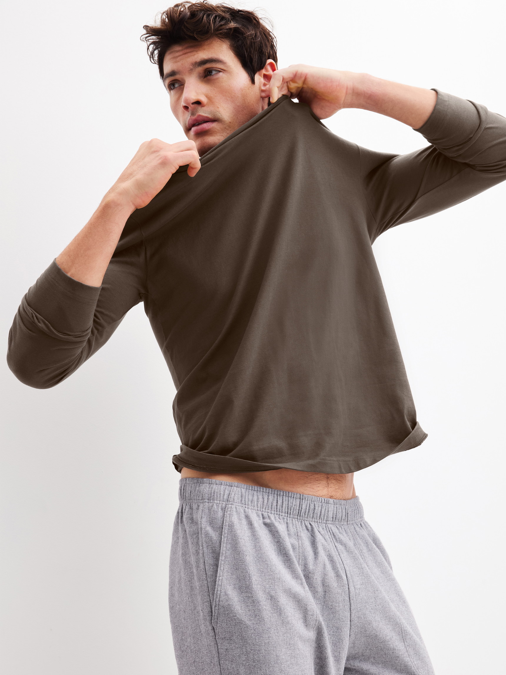 La modella / Il modello Uomo indossa Shirt a manica lunga in 100% cotone di colore Marrone, Tinta unita, della serie RMX Sleep Weekend di CALIDA, Vista frontale