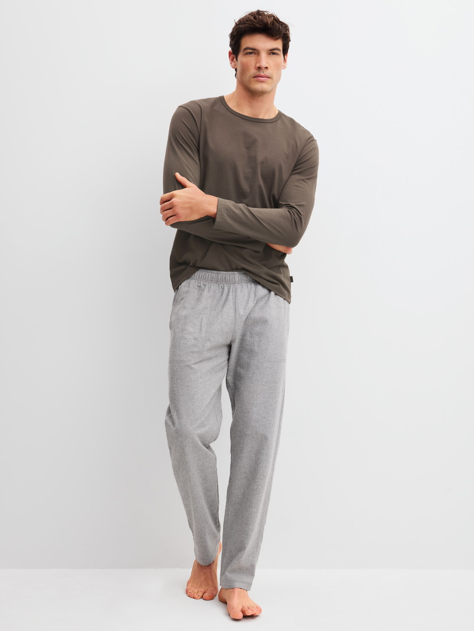 Herren-Model trägt Langarm-Shirt aus 100% Baumwolle in Braun, Einfarbig aus Serie RMX Sleep Weekend von CALIDA, Outfit