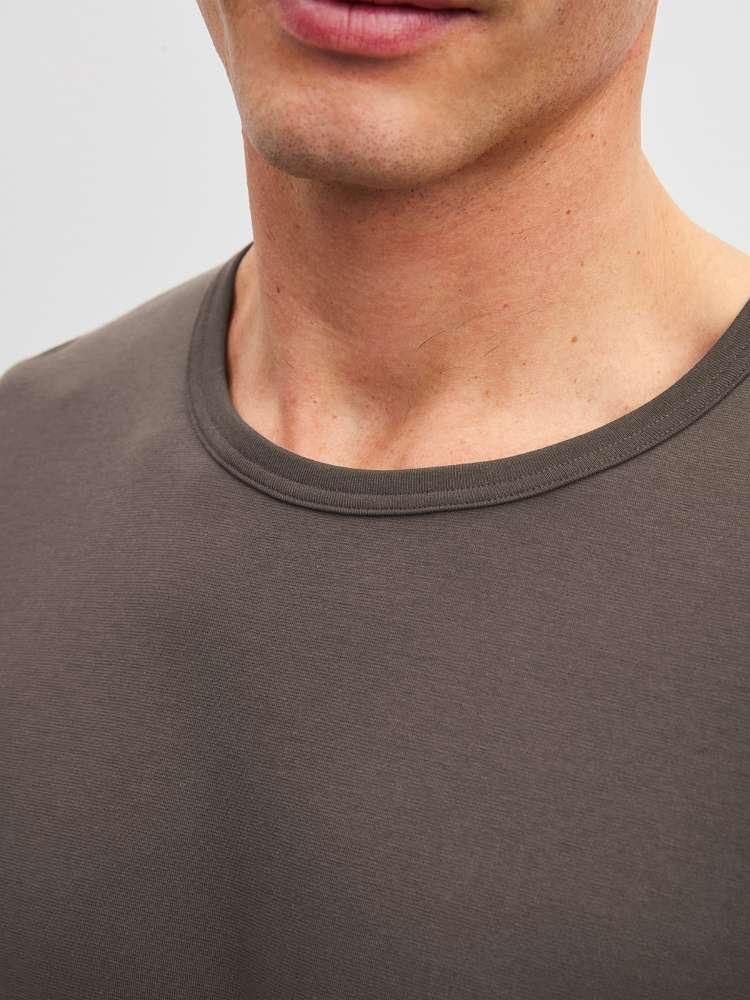 La modella / Il modello Uomo indossa Shirt a manica lunga in 100% cotone di colore Marrone, Tinta unita, della serie RMX Sleep Weekend di CALIDA, Dettaglio