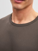 La modella / Il modello Uomo indossa Shirt a manica lunga in 100% cotone di colore Marrone, Tinta unita, della serie RMX Sleep Weekend di CALIDA, Dettaglio