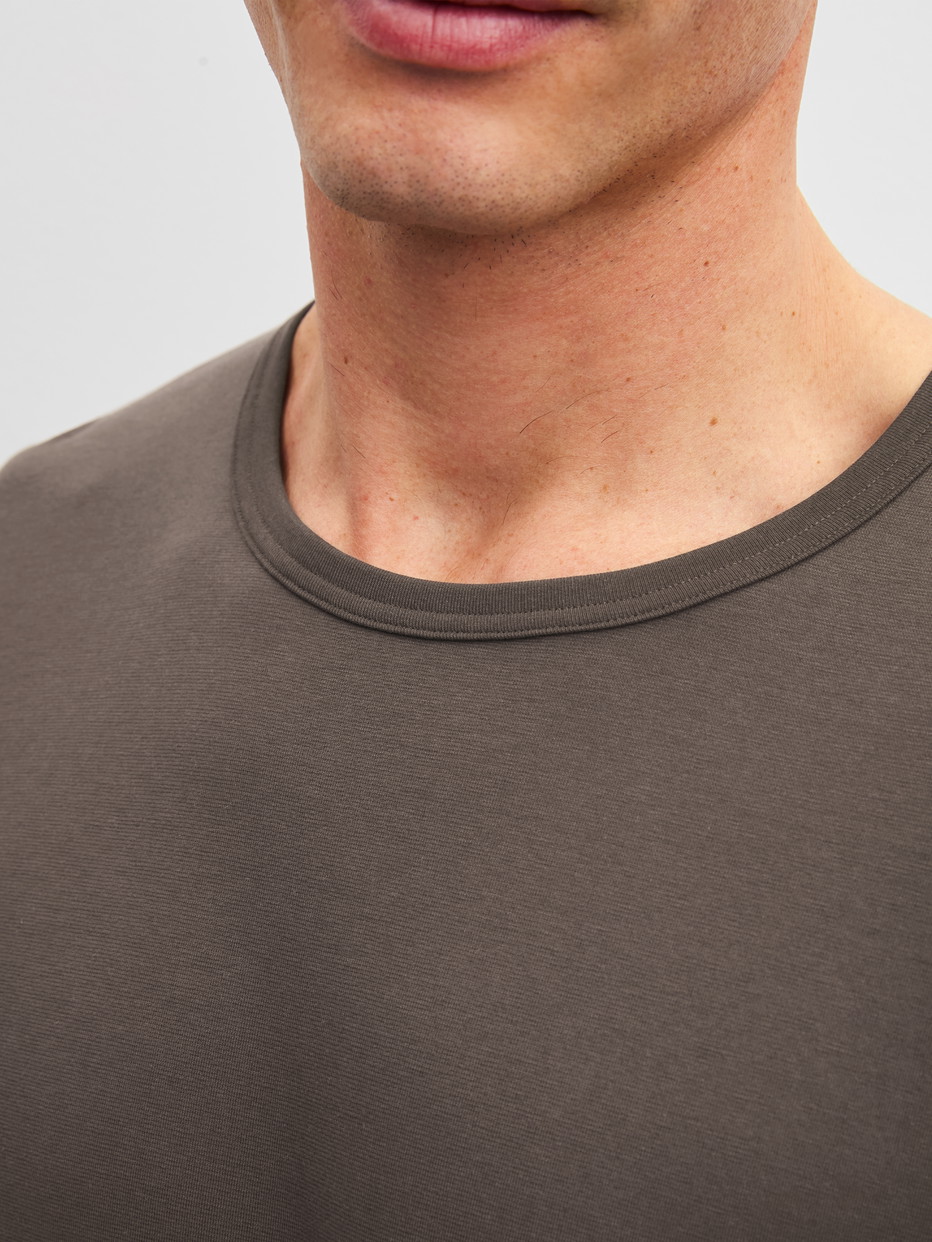 Herren-Model trägt Langarm-Shirt aus 100% Baumwolle in Braun, Einfarbig aus Serie RMX Sleep Weekend von CALIDA, Detail