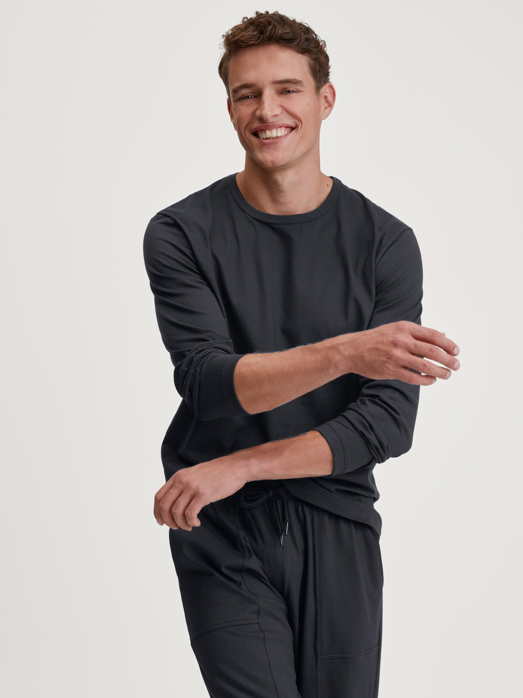 Men model is wearing Shirt long sleeve made of 100% Cotton in Black, Unicoloured from the RMX Sleep Leisure series by CALIDA, Additional Image