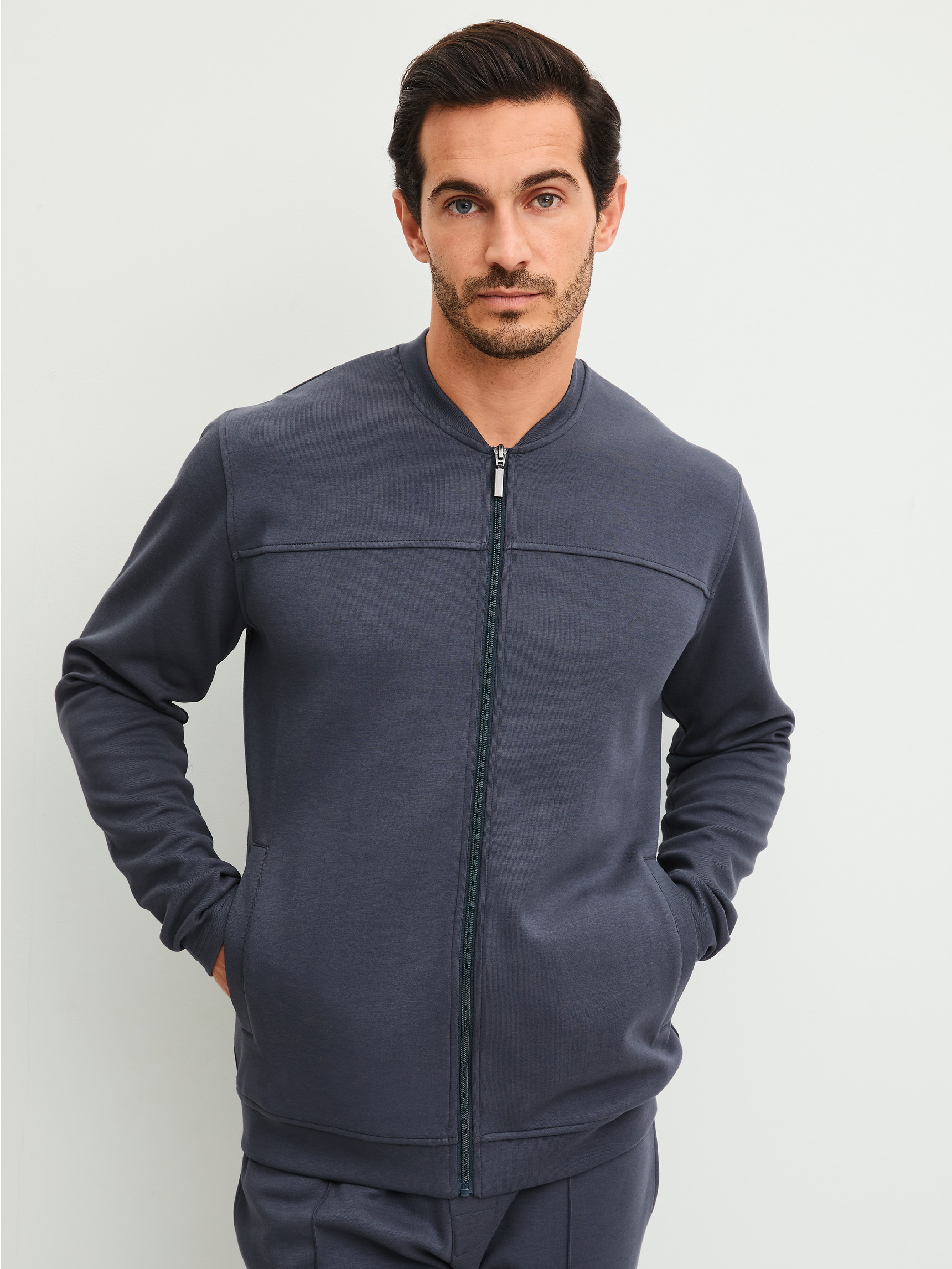 Herren-Model trägt Jacke aus Baumwolle in Grau, Einfarbig aus Serie RMX Lounge Casual von CALIDA, Vorderansicht