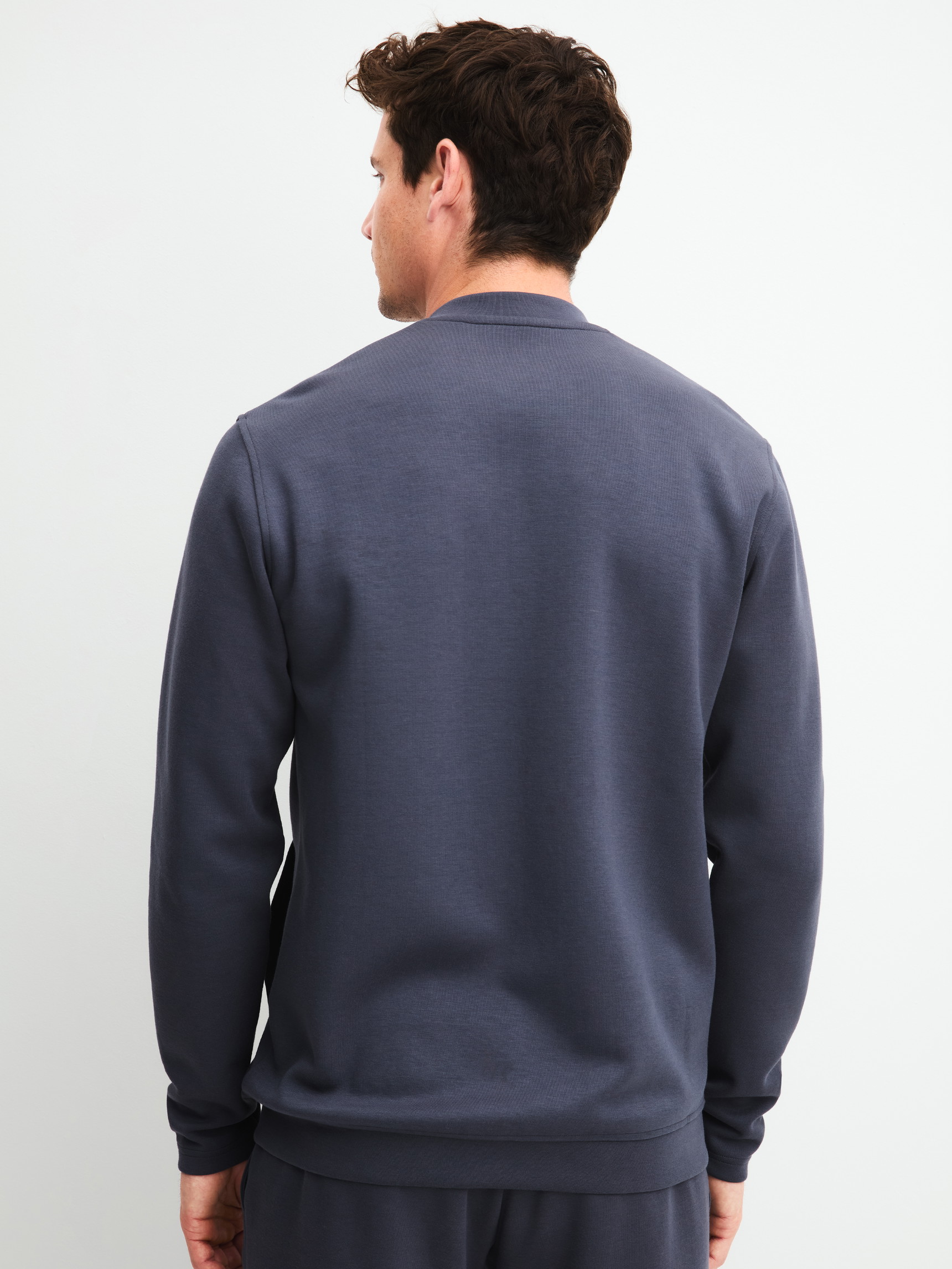 Herren-Model trägt Jacke aus Baumwolle in Grau, Einfarbig aus Serie RMX Lounge Casual von CALIDA, Rückansicht