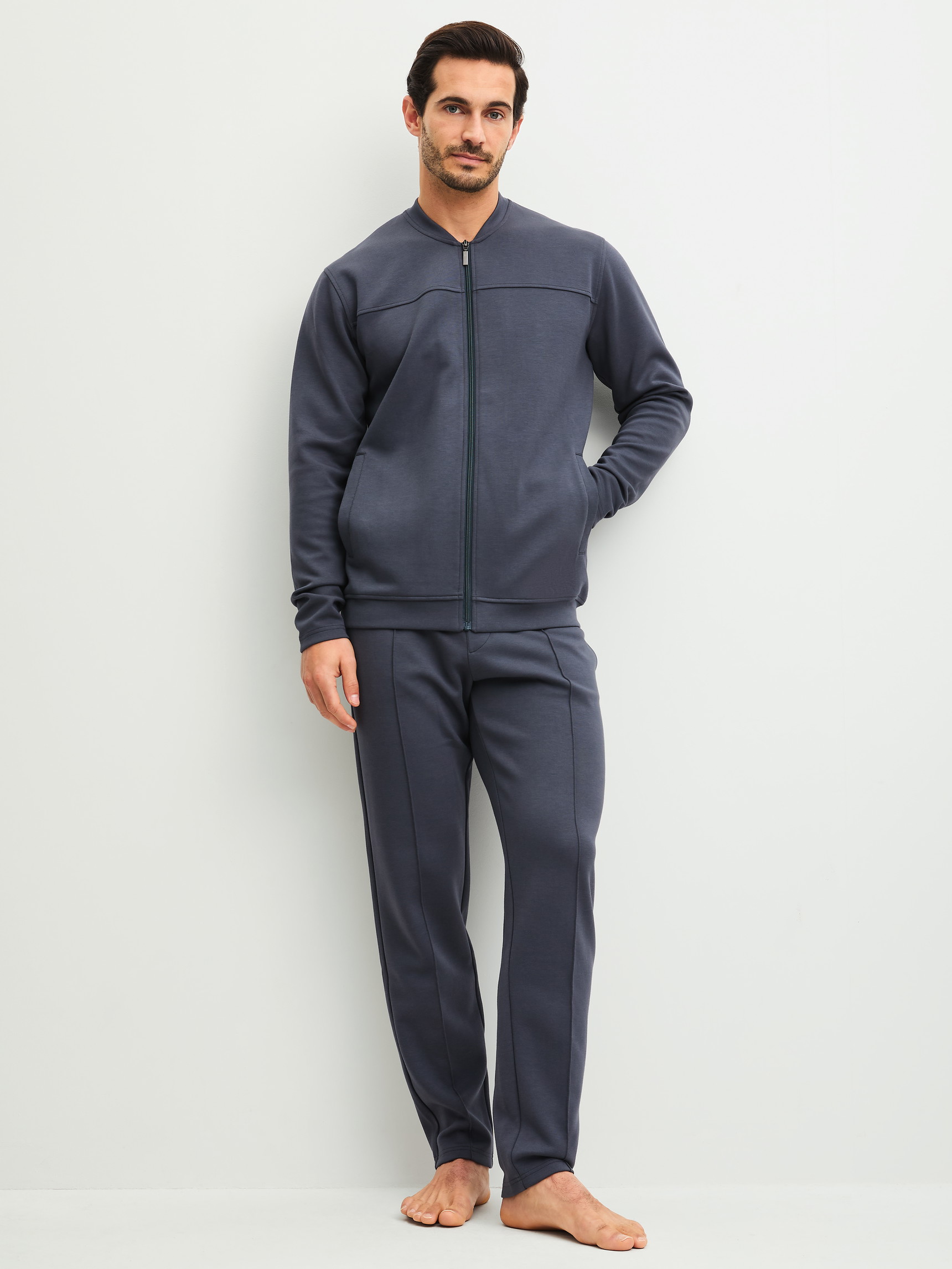 Herren-Model trägt Jacke aus Baumwolle in Grau, Einfarbig aus Serie RMX Lounge Casual von CALIDA, Outfit
