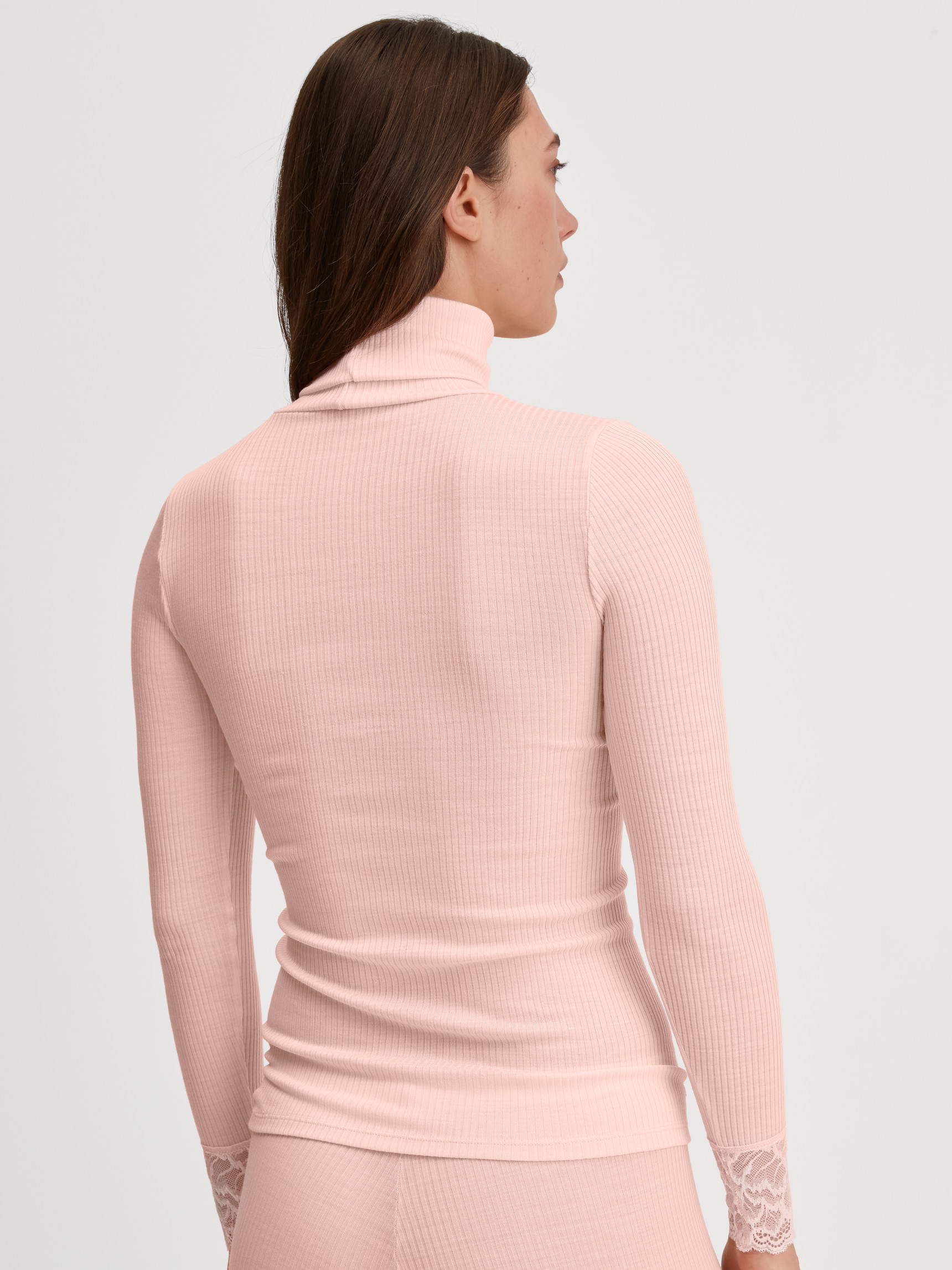 La modella / Il modello Donna indossa Maglia a maniche lunghe dolcevita in lana-seta in Lana di colore Rosa, Pizzo, della serie Silky Wool Joy di CALIDA, Vista posteriore