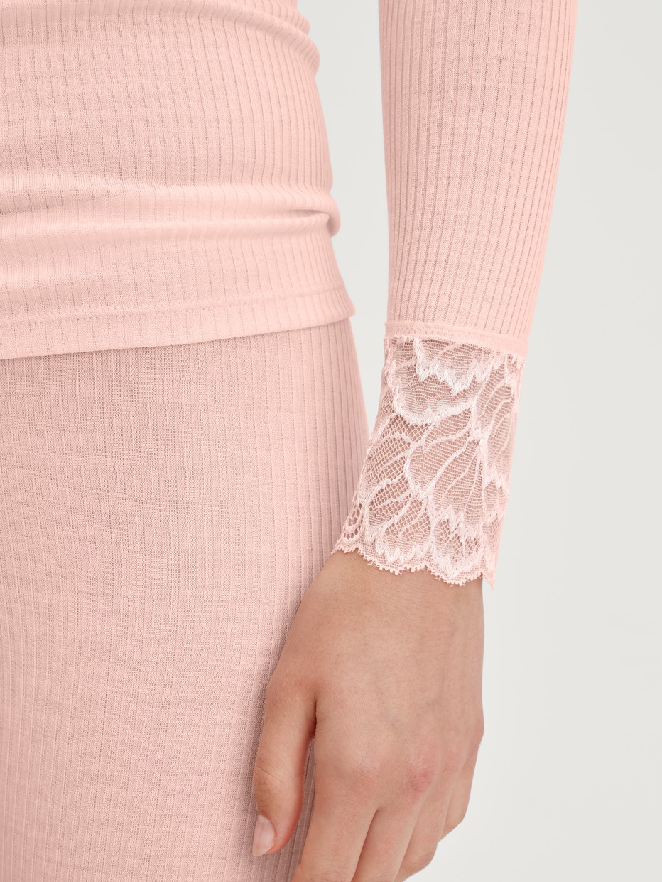 Damen-Model trägt Langarm-Shirt mit Rollkragen aus Wolle-Seide aus Wolle in Rosa, Spitze aus Serie Silky Wool Joy von CALIDA, Detail
