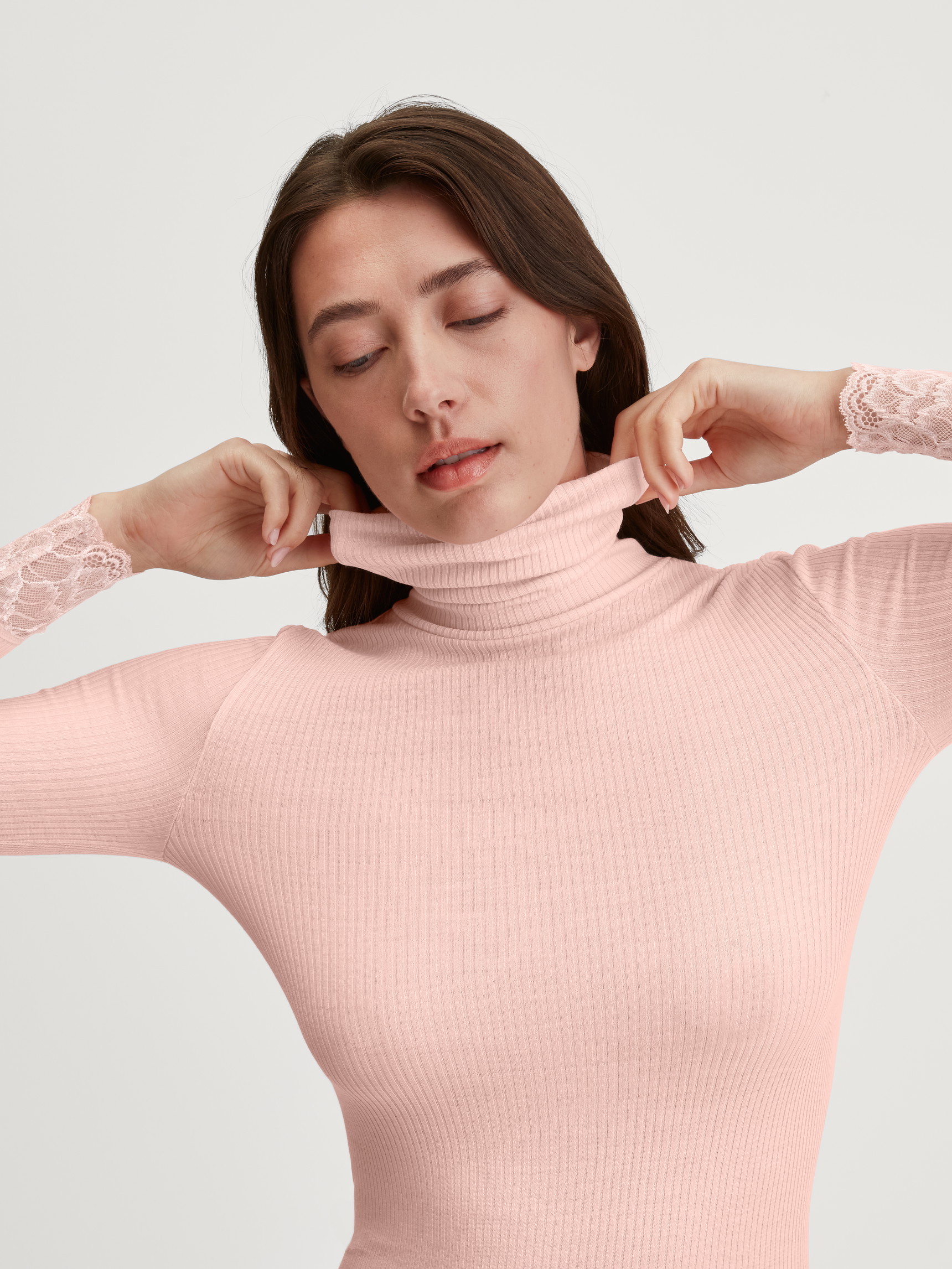 La modella / Il modello Donna indossa Maglia a maniche lunghe dolcevita in lana-seta in Lana di colore Rosa, Pizzo, della serie Silky Wool Joy di CALIDA, Immagine aggiuntiva