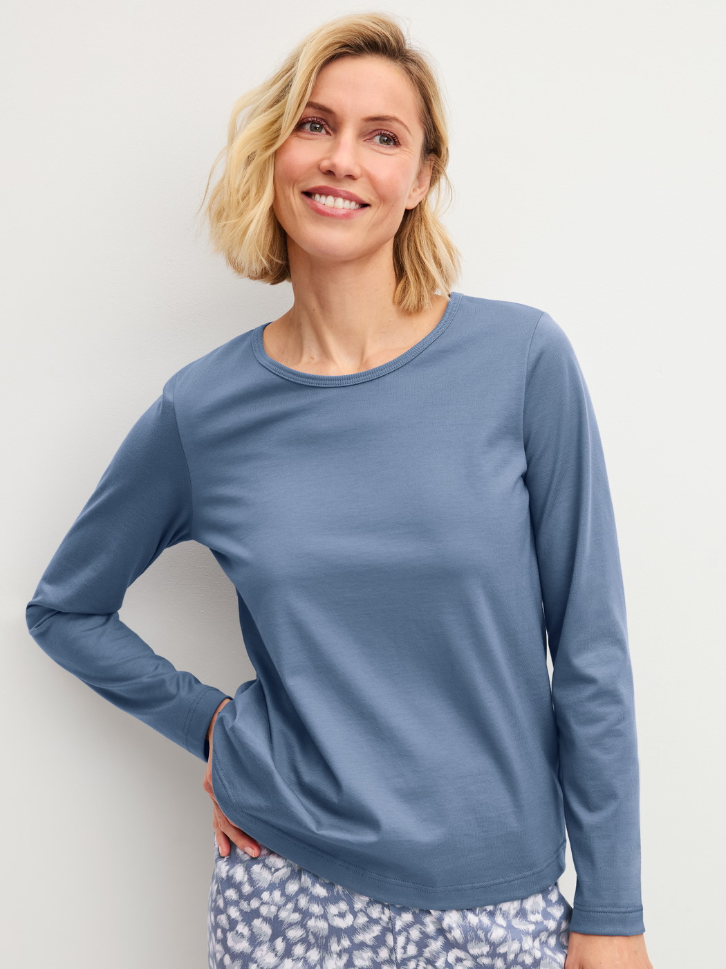Damen-Model trägt Langarm-Shirt aus 100% Baumwolle in Blau, Einfarbig aus Serie Sleep Over M&M von CALIDA, Vorderansicht
