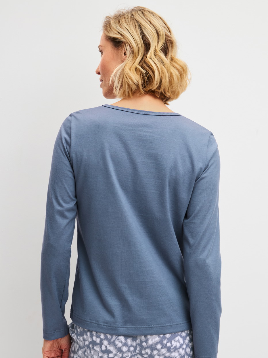 Damen-Model trägt Langarm-Shirt aus 100% Baumwolle in Blau, Einfarbig aus Serie Sleep Over M&M von CALIDA, Rückansicht