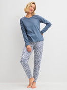 Damen-Model trägt Langarm-Shirt aus 100% Baumwolle in Blau, Einfarbig aus Serie Sleep Over M&M von CALIDA, Outfit