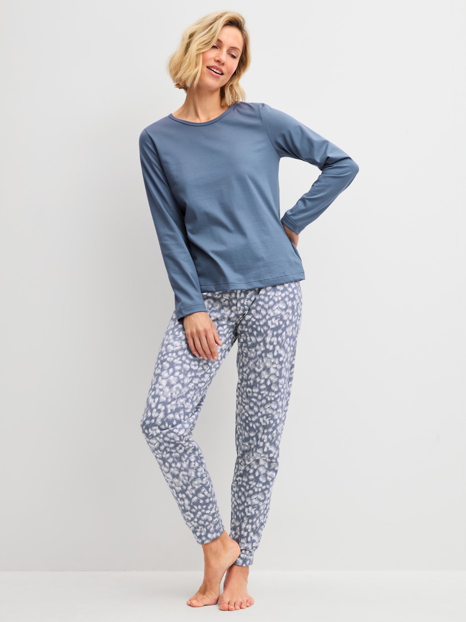 Damen-Model trägt Langarm-Shirt aus 100% Baumwolle in Blau, Einfarbig aus Serie Sleep Over M&M von CALIDA, Outfit