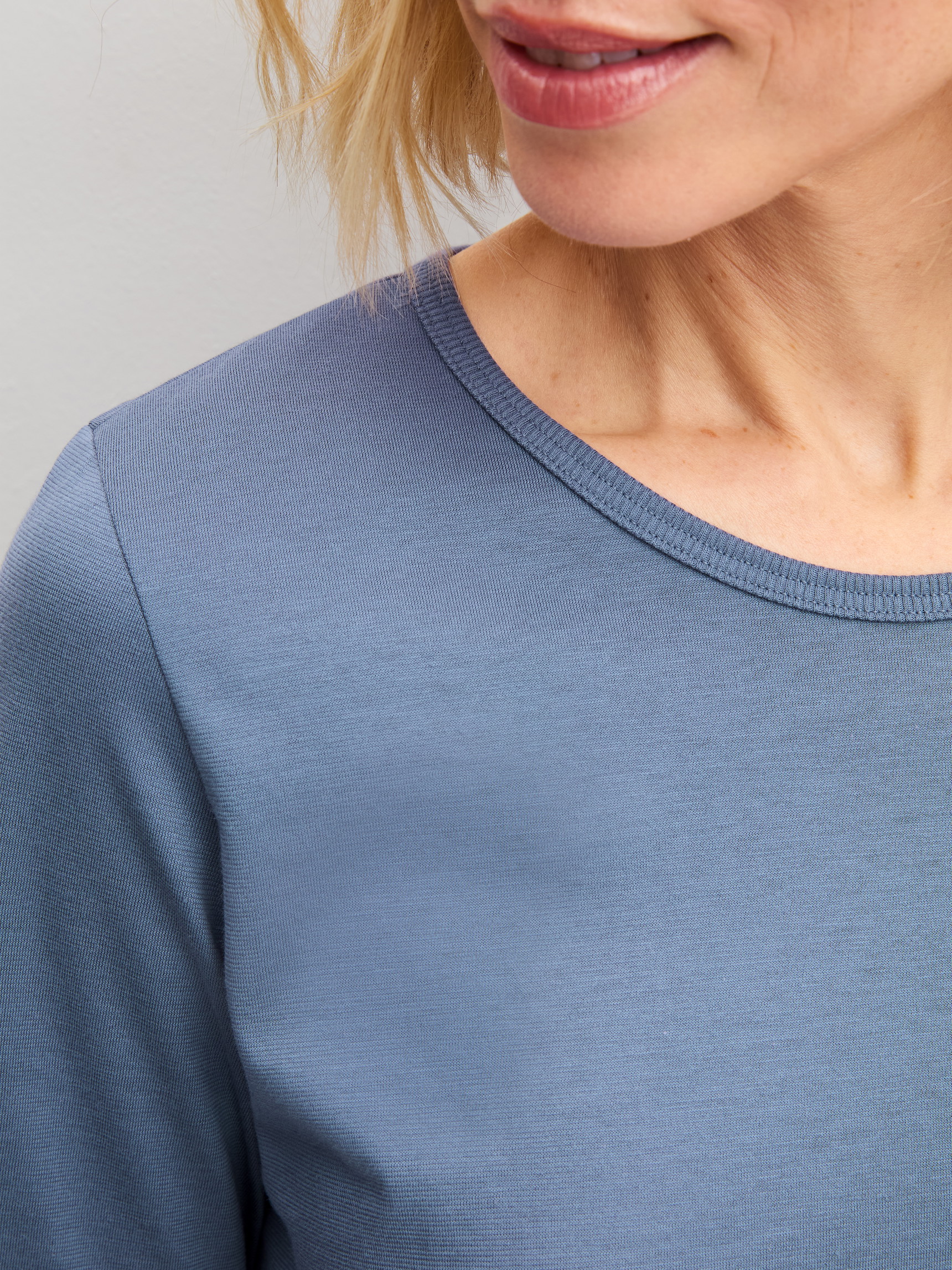 Damen-Model trägt Langarm-Shirt aus 100% Baumwolle in Blau, Einfarbig aus Serie Sleep Over M&M von CALIDA, Detail