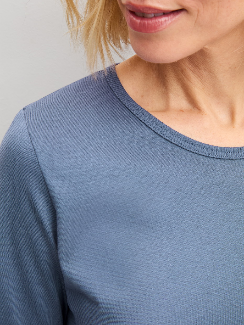 Damen-Model trägt Langarm-Shirt aus 100% Baumwolle in Blau, Einfarbig aus Serie Sleep Over M&M von CALIDA, Detail
