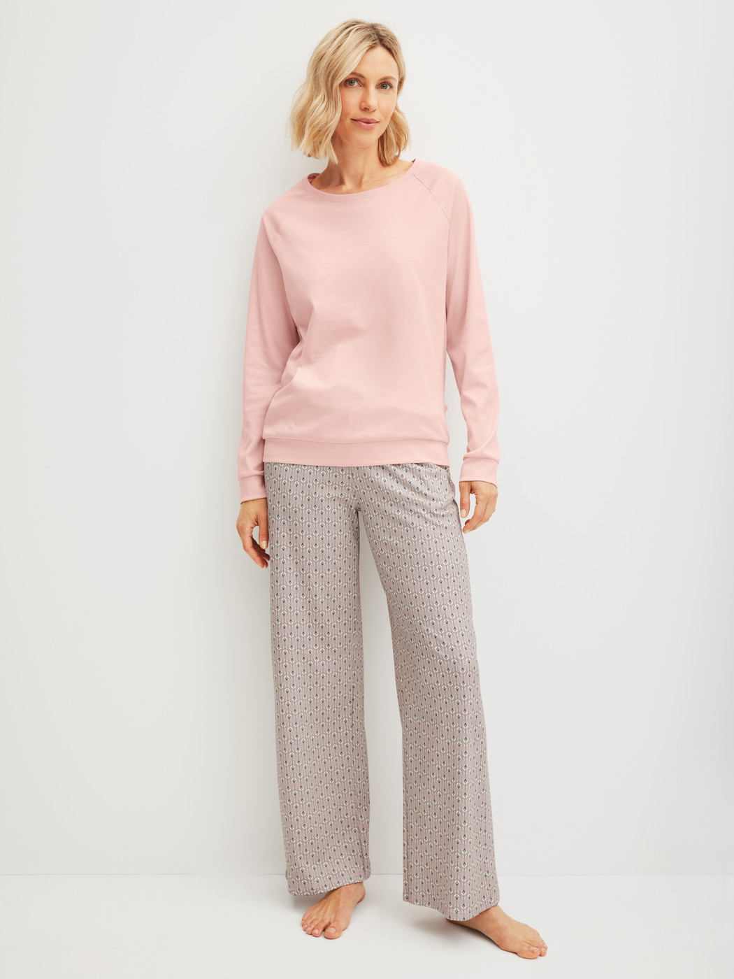 Women model is wearing Long-sleeve shirt with raglan sleeves made of 100% Cotton in Pink, Unicoloured from the Favourites Arts series by CALIDA, Outfit