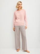 Women model is wearing Long-sleeve shirt with raglan sleeves made of 100% Cotton in Pink, Unicoloured from the Favourites Arts series by CALIDA, Outfit