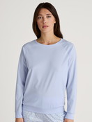 Women model is wearing Long-sleeve shirt with raglan sleeves made of 100% Cotton in Blue, Unicoloured from the Favourites Sleep series by CALIDA, Front view