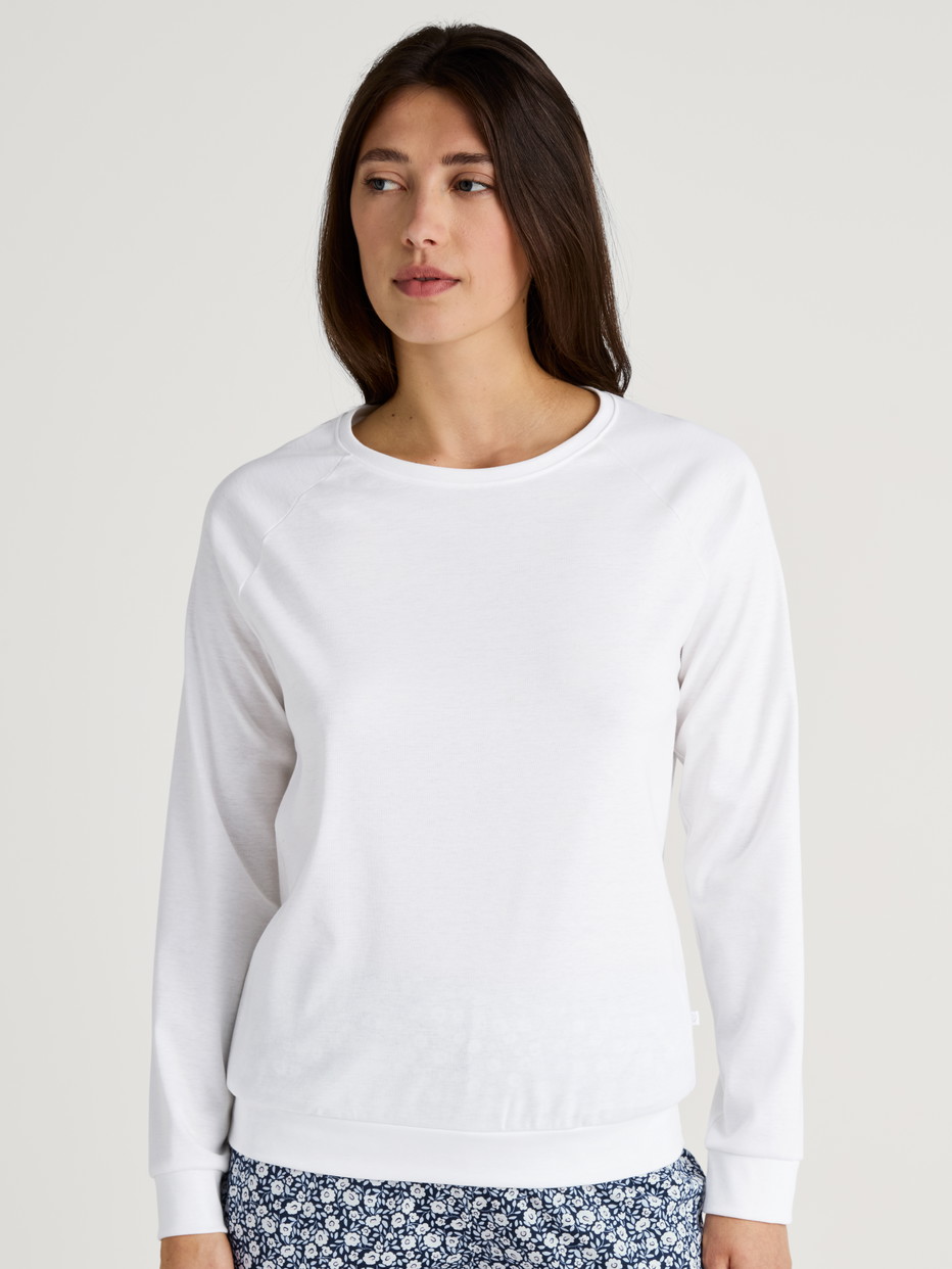 Women model is wearing Long-sleeve shirt with raglan sleeves made of 100% Cotton in White, Unicoloured from the Favourites Sleep series by CALIDA, Front view