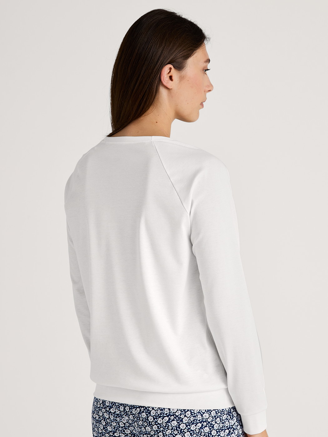 Women model is wearing Long-sleeve shirt with raglan sleeves made of 100% Cotton in White, Unicoloured from the Favourites Sleep series by CALIDA, Back view