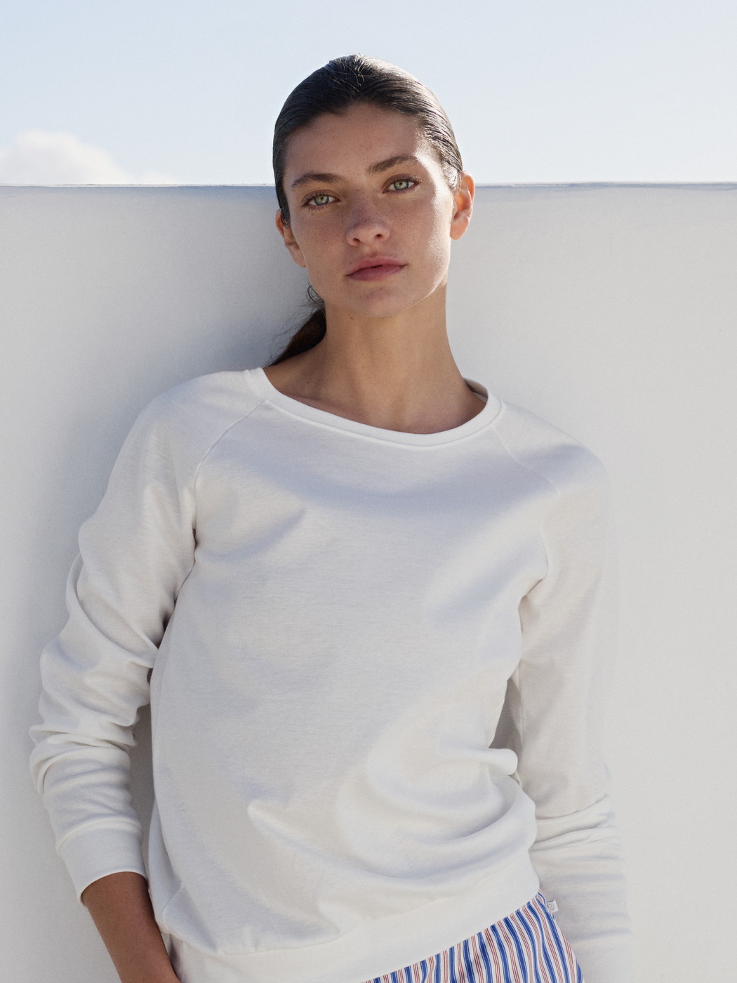 Women model is wearing Long-sleeve shirt with raglan sleeves made of 100% Cotton in White, Unicoloured from the Favourites Sleep series by CALIDA, Front view