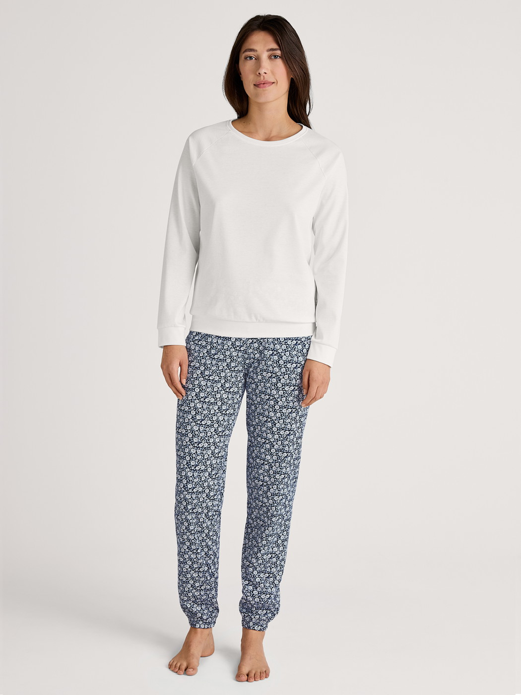 Women model is wearing Long-sleeve shirt with raglan sleeves made of 100% Cotton in White, Unicoloured from the Favourites Sleep series by CALIDA, Outfit