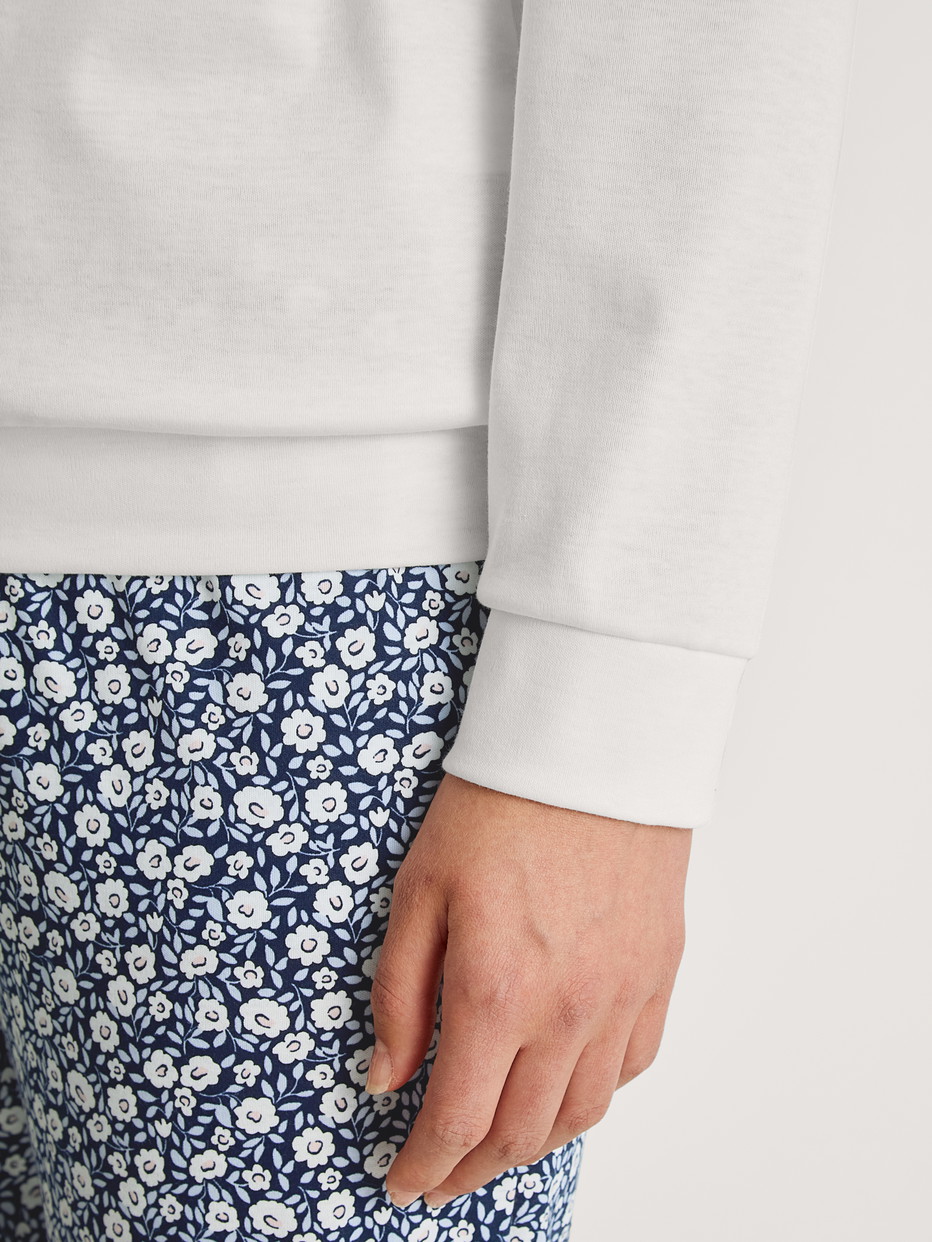 Women model is wearing Long-sleeve shirt with raglan sleeves made of 100% Cotton in White, Unicoloured from the Favourites Sleep series by CALIDA, Detail