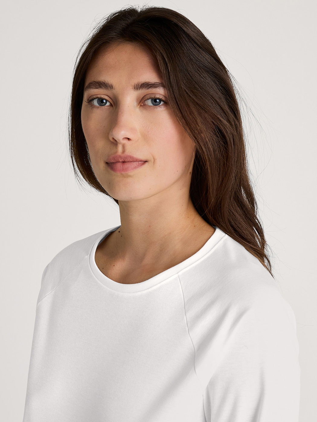 Women model is wearing Long-sleeve shirt with raglan sleeves made of 100% Cotton in White, Unicoloured from the Favourites Sleep series by CALIDA, Additional Image