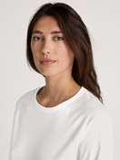 Women model is wearing Long-sleeve shirt with raglan sleeves made of 100% Cotton in White, Unicoloured from the Favourites Sleep series by CALIDA, Additional Image