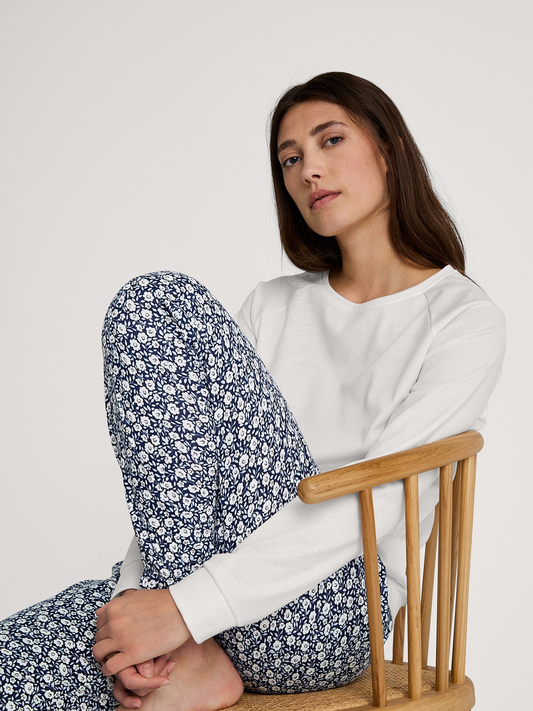 Women model is wearing Long-sleeve shirt with raglan sleeves made of 100% Cotton in White, Unicoloured from the Favourites Sleep series by CALIDA, Additional Image