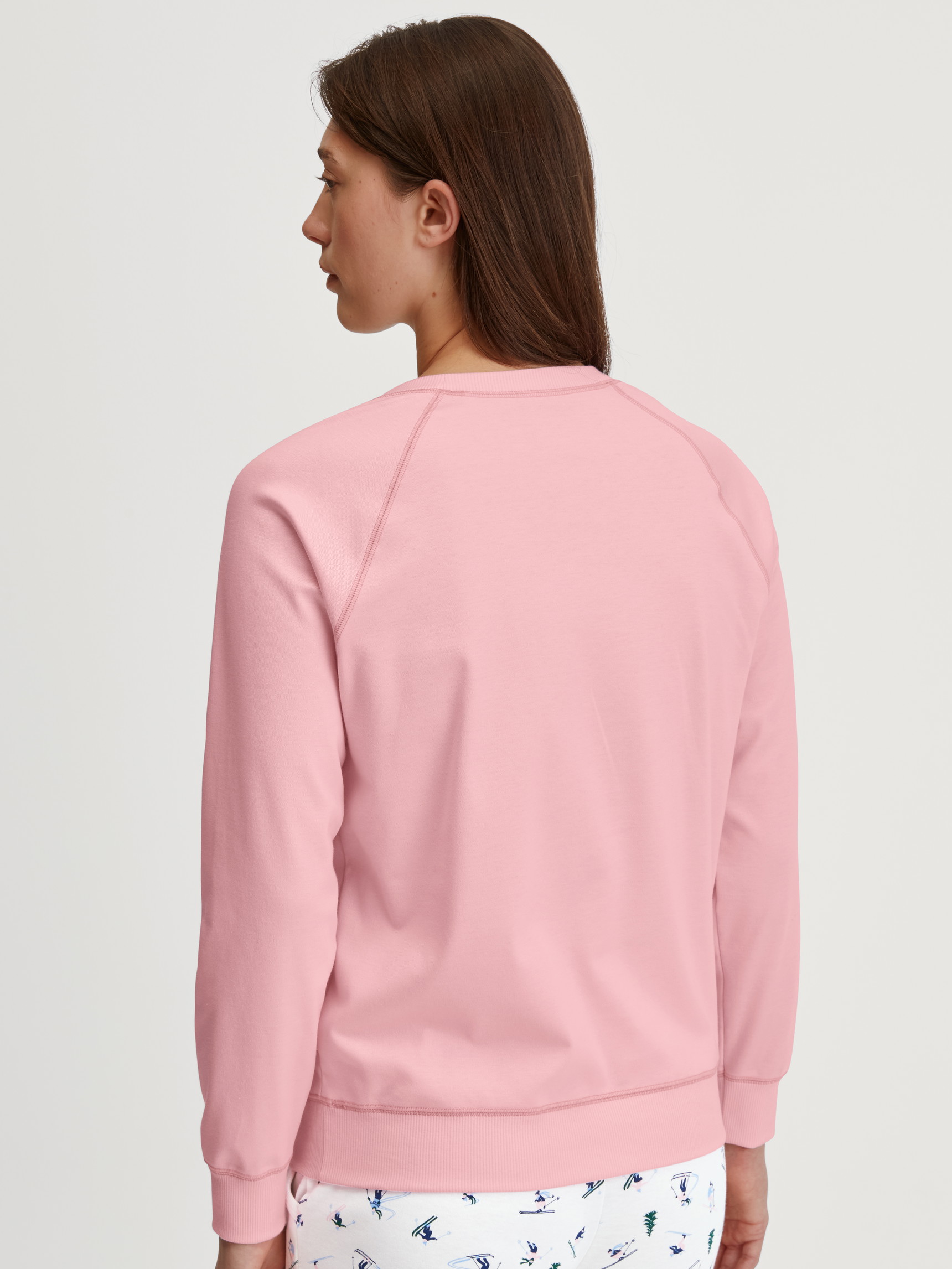Damen-Model trägt Langarm-Shirt aus 100% Baumwolle in Rosa, Einfarbig aus Serie Ski Resort von CALIDA, Rückansicht