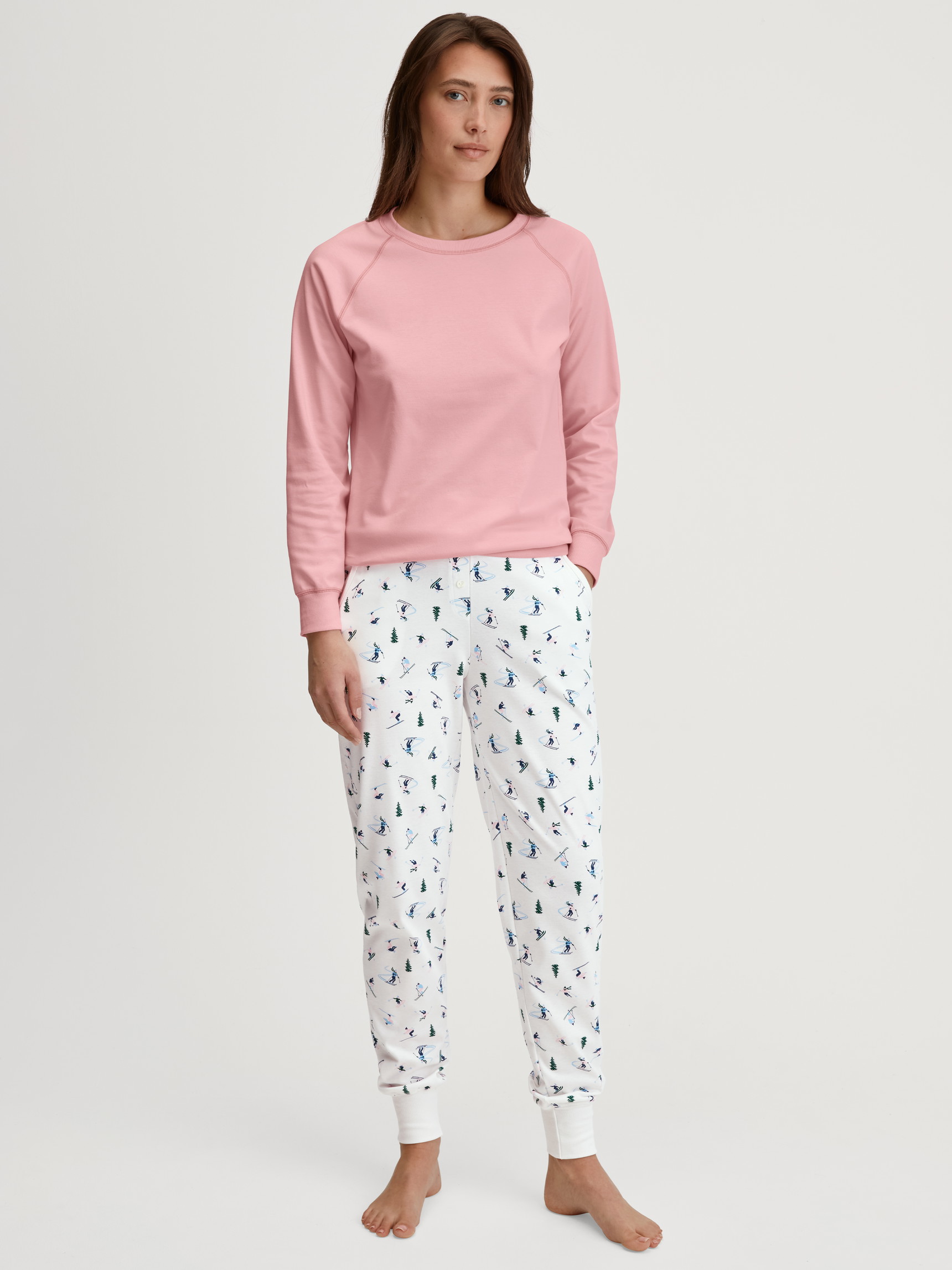 Damen-Model trägt Langarm-Shirt aus 100% Baumwolle in Rosa, Einfarbig aus Serie Ski Resort von CALIDA, Outfit